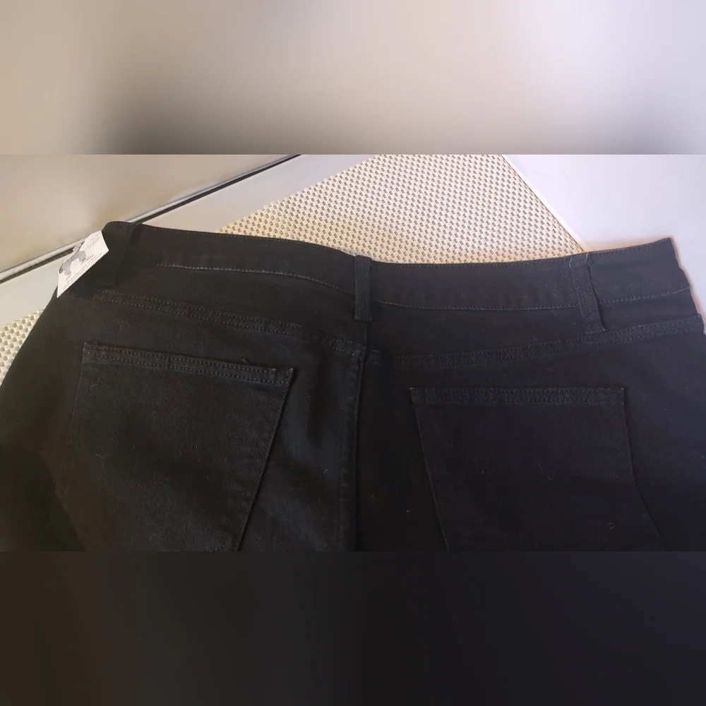 Time and Tru Women's Size 18 Cropped High Rise Mom Jeans Black NWT